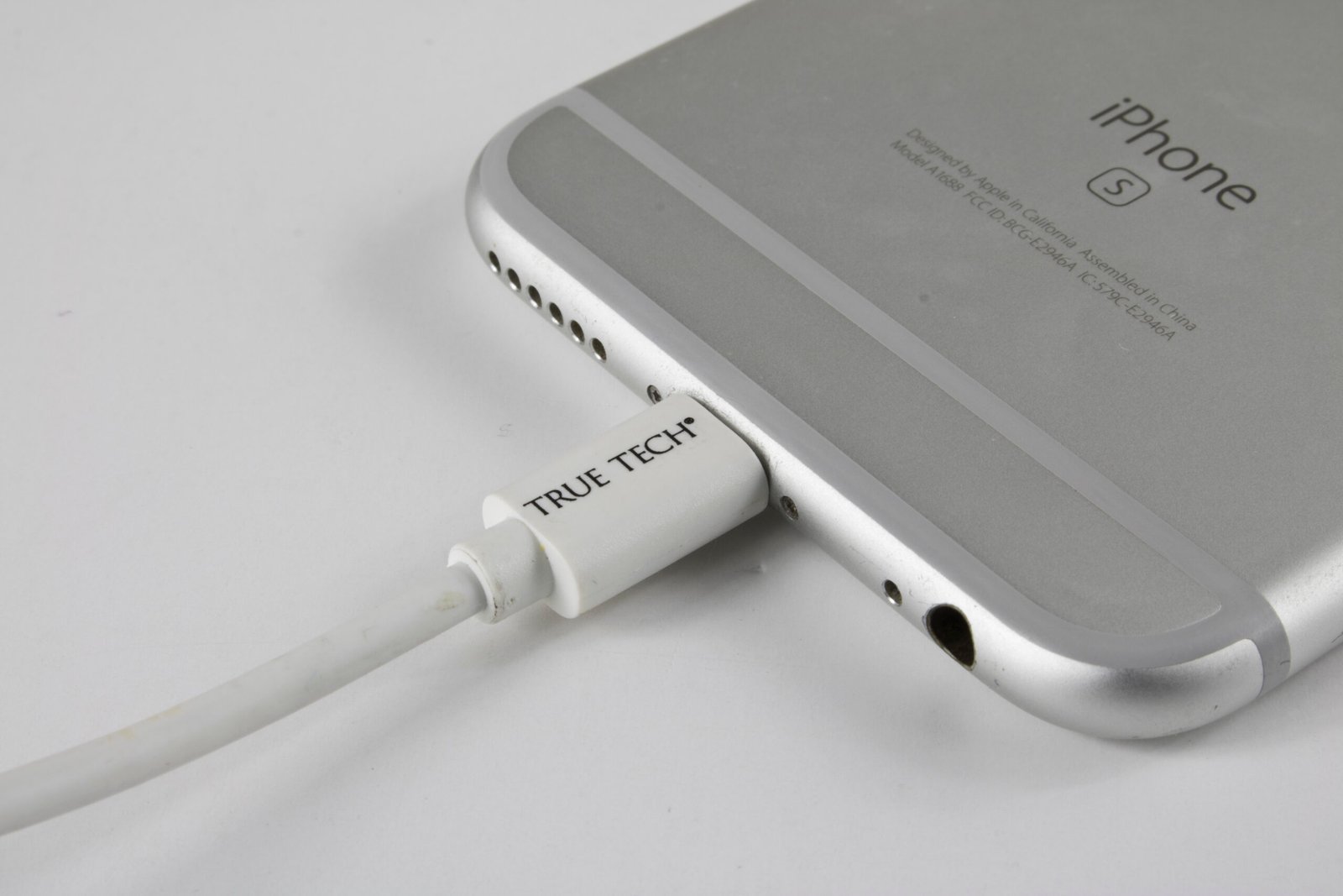 11-454-10 Lightning to USB-A 3FT Classic Cable - Image 2